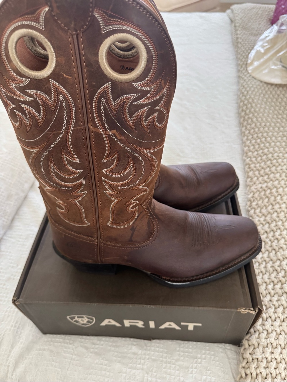 Ariat Brown Leather Western Pull-On Cowboy Boots with White Stitching